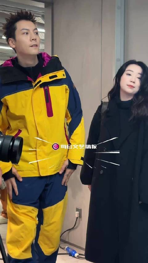 陈伟霆身手敏捷避开照明灯进入采访区