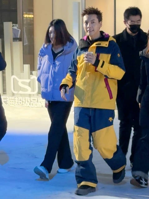 251216陈伟霆北京迪桑特品牌发布会转场 寒冷挡不住大家的热情