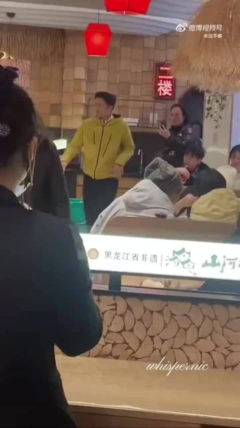 谢霆锋现身哈尔滨吃铁锅炖