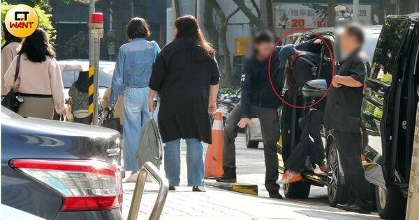 TWICE子瑜低调返台！　最高规格护驾「工作一天灿笑下班」