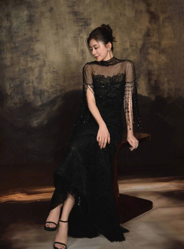 贾静雯黑色亮片礼服气场强大 大秀美背性感火辣