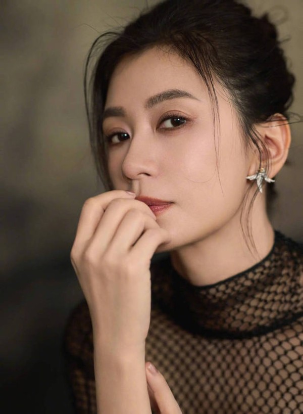 贾静雯气场强大。