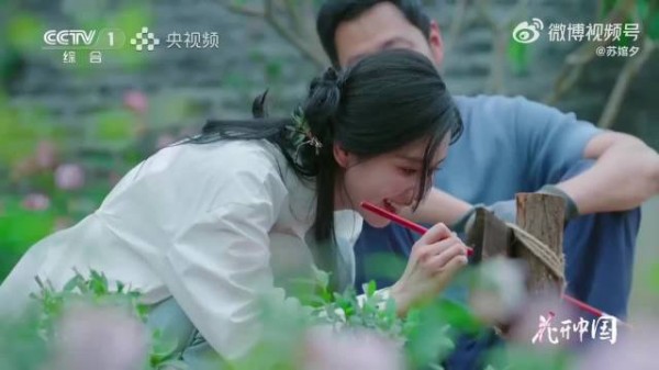 刘诗诗画油菜美到惊艳！笔下花朵生动得像要绽放，这画面太有生命力了