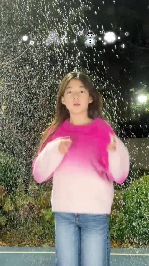 刘畊宏女儿小泡芙跳初雪视频走红