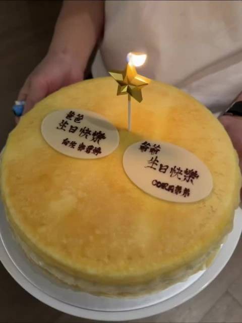 向华强庆生三代同堂，向佐一家合影