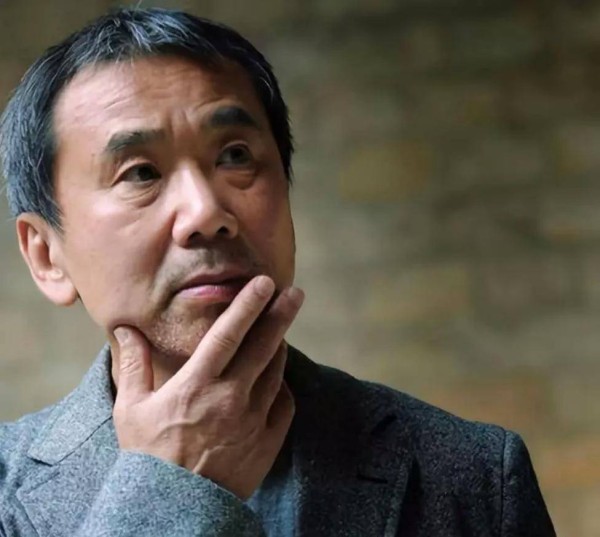 日本作家村上春树从来不吃中国食物，他说：自己的身份实在没脸吃