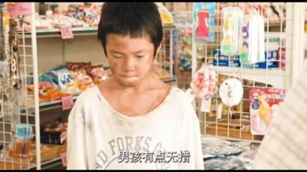 老人好心给小男孩买面包,小男孩却拿走了老人所有的钱