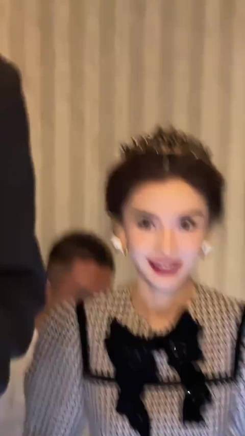 杨颖上海赴喜宴状态惊艳,36岁嫩模妆容显混血基因优势