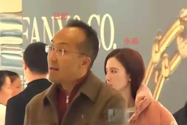 张萌与老公当街拥吻,老公被吐槽其貌不扬,真实身份其实一点也不简单