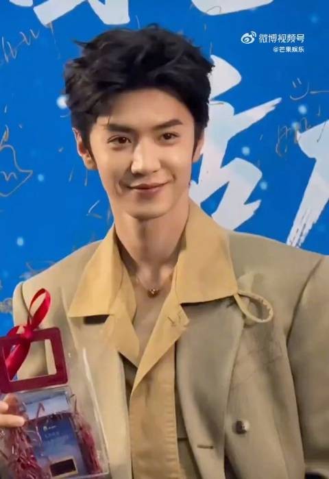 陈哲远穿大地色西装亮相电影之夜，自曝成都火锅吃爽