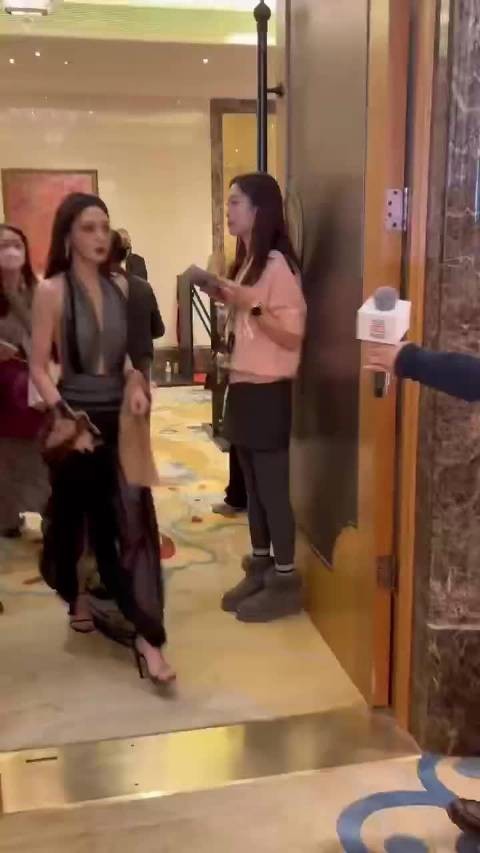 彭小苒红毯拍照前补压油脂,实诚发言显反差