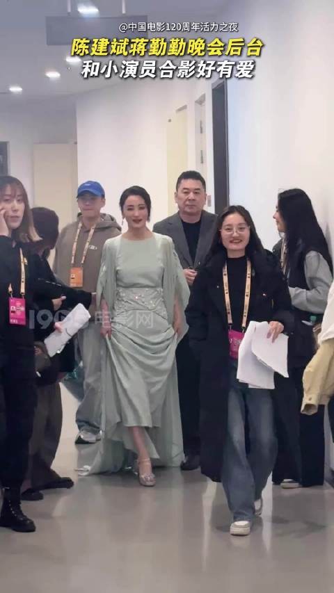 与陈建斌@八家户村 现身后台,和小演员合影好有爱!