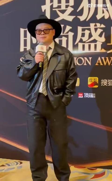 岳云鹏红毯掏出核桃盘玩,造型摩登状态佳