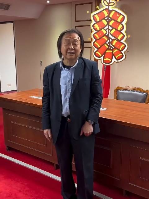 王世坚立法院高唱成名曲《没出息》,发型很特殊