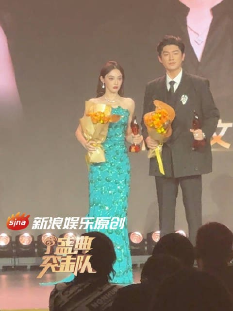 新浪娱乐盛典突击队@彭小苒 @杨旭文 恭喜两位获得年度瞩目演员