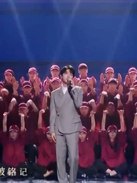 王俊凯舞台献唱少年,气场十足引爆现场