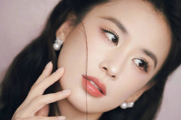 搜狐娱乐讯 12月18日,2025年搜狐时尚盛典,黄圣依一组美图释出,手拿鲜花气质典雅,一头卷发仙气飘飘。