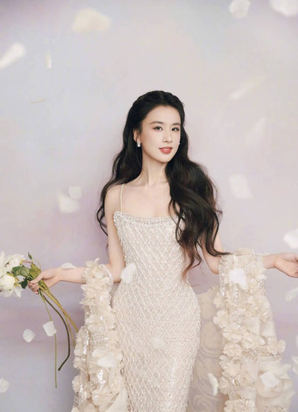 黄圣依莞尔一笑超明艳。