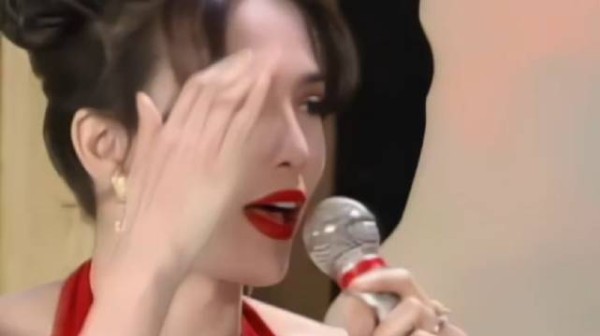 红裙佳人，情商出众，这才是港风大女主