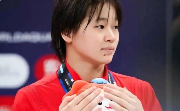 缺席1场汇演+赴京看话剧!全红婵北京行真相,被围观拍照太无奈?