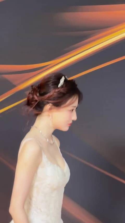 徐璐吊带白纱裙亮相活动,优雅高贵如真人版在逃公主