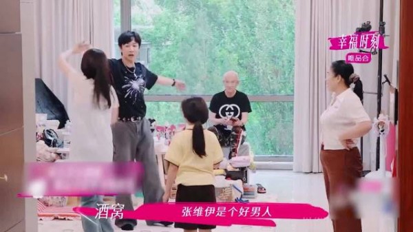 董璇张维伊领证结婚，女儿小酒窝暖心祝福感动倪萍