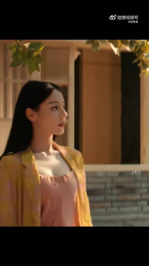 热巴的胸位好高啊 我以前就发现了 她真的没有一点缺点 都好完美好会长….