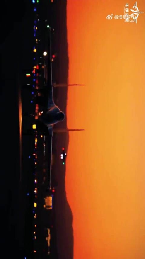 战机与霞光同框上演硬核浪漫