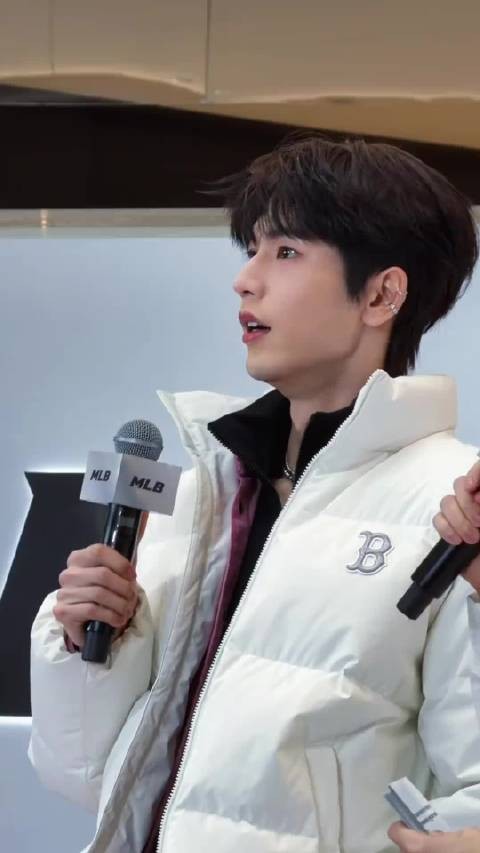 张凌赫这个侧脸也太绝了吧,这么近的距离,我真的要被帅死了