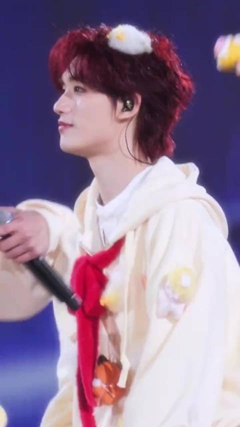 丁程鑫这个造型也太可爱了吧,戴上发箍感觉更可爱了呢