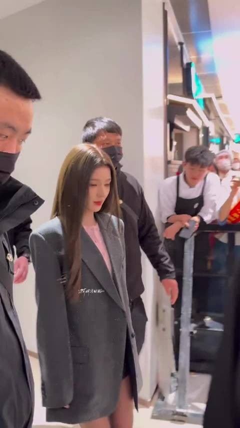 张予曦黑长直黑西装亮相，气场全开惊艳众人