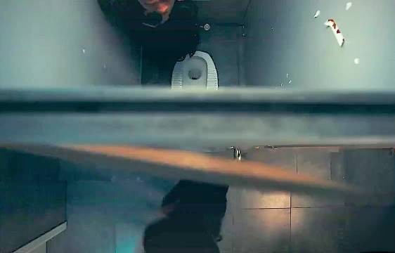 情侣在厕所偷偷亲热 惨遭变态偷拍