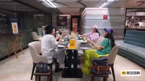 张柏芝用餐时小儿子来电，刘嘉玲赞其会生，宁静调侃儿子赔钱货