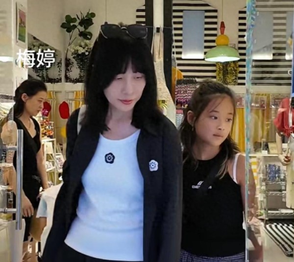 梅婷带全家游马德里，嫂子年轻似30岁，老公默默陪逛太宠妻！