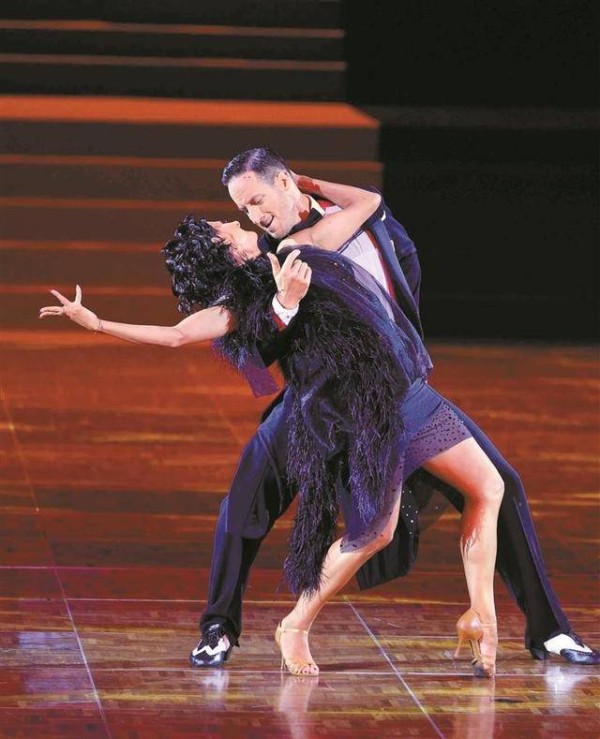 国际标准舞年度总决赛在深举行