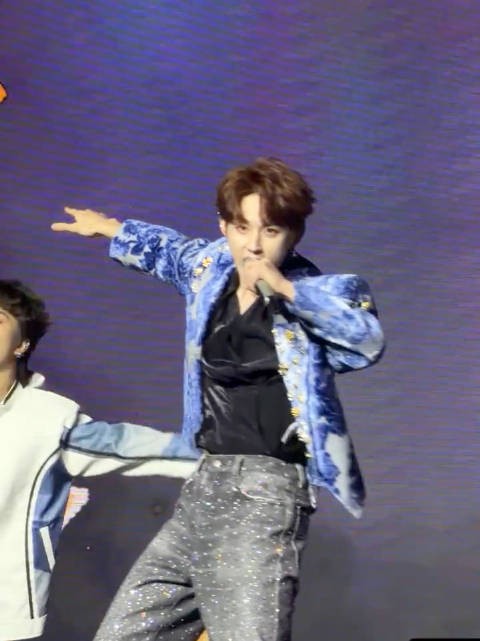 郭俊辰以粉发造型亮相,展现青春活力