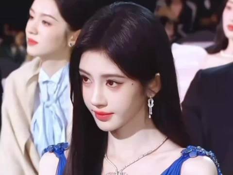 鞠婧祎粉丝持续发力投票星光大赏与微博之夜