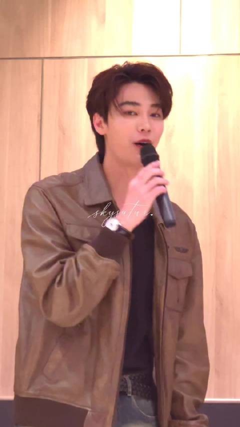 Dew坦言首次在GMM大厅面对粉丝，不知所措