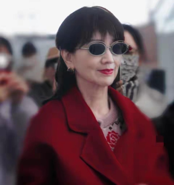 赵雅芝新年氛围感穿搭，一袭长款红大衣配微卷披肩发，美得好优雅