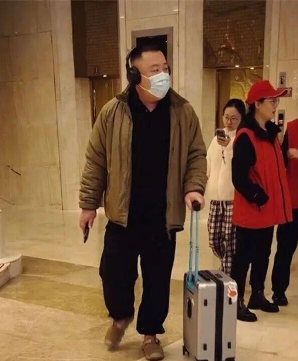 孟鹤堂、阎鹤祥央视跨年晚会，阎鹤祥成霸总，孟哥一身白衣超帅