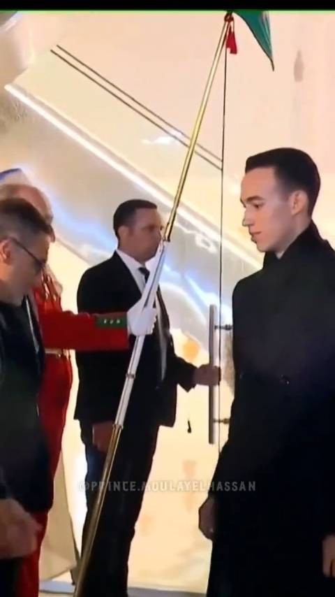 摩洛哥王子两次婉拒握手，因对方试图行吻手礼