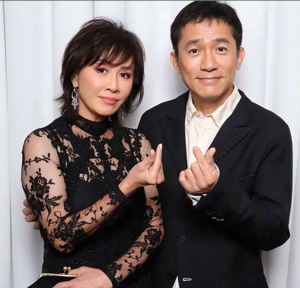 62岁刘嘉玲罕谈梁朝伟病情，透露丈夫长期服药，网友：难怪近年减产