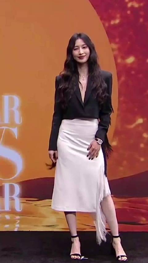 张俪芭莎红毯现场造型，深V西装搭配流苏长裙