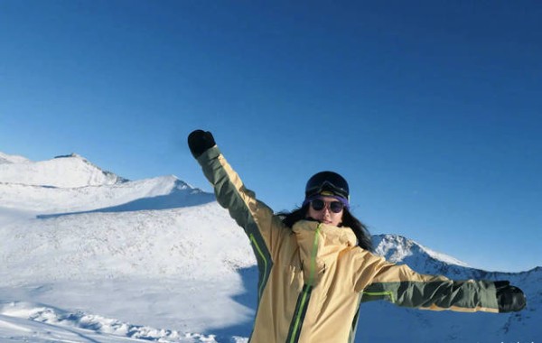 李冰冰伸展双手在雪山上拍照，心情愉悦。