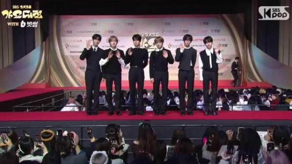 NCT WISH出席歌谣大战红毯,期待今晚特别舞台