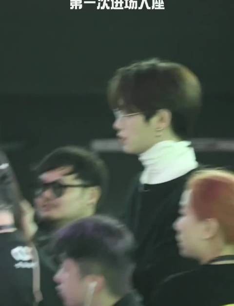 黄明昊星光大赏座位引争议，离席后经沟通返回