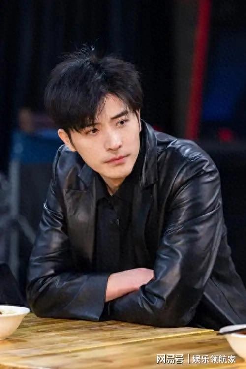 徐开骋被曝新恋情牵手素人,旧账未清遭全网质疑,事业翻红梦碎?