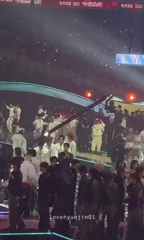 黄铉辰SBS歌谣大战舞台饭拍视频曝光