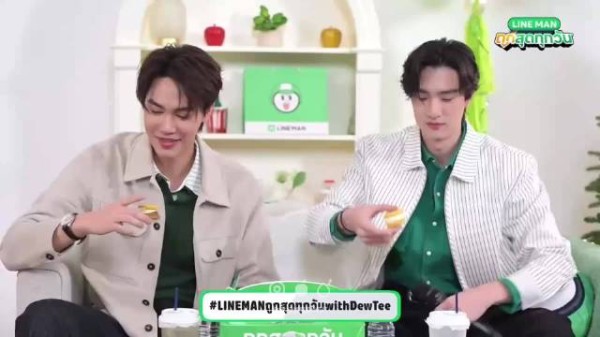 嫂嫂实诚吃奶油下一秒一口吞，老丢拍pose未真吃