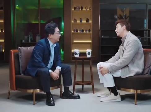 陈伟霆首谈13岁丧父，清醒通透事业<a target=